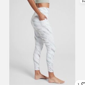 Athleta Salutation Stash Pocket II Printed 7/8 Tight